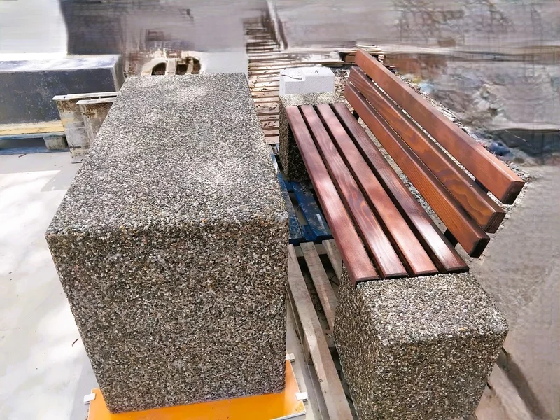 Banca din beton aspect piatra naturala cu sezut si spatar din lemn